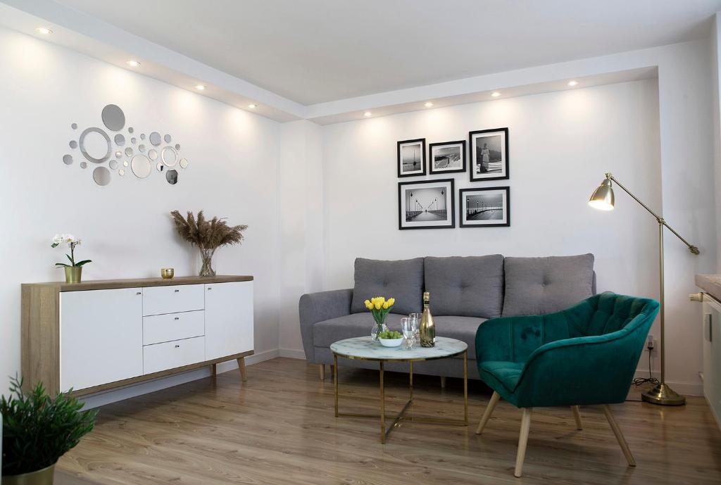 sala de estar con sofá y mesa en Luxus Apartament Sea View Gdynia en Gdynia
