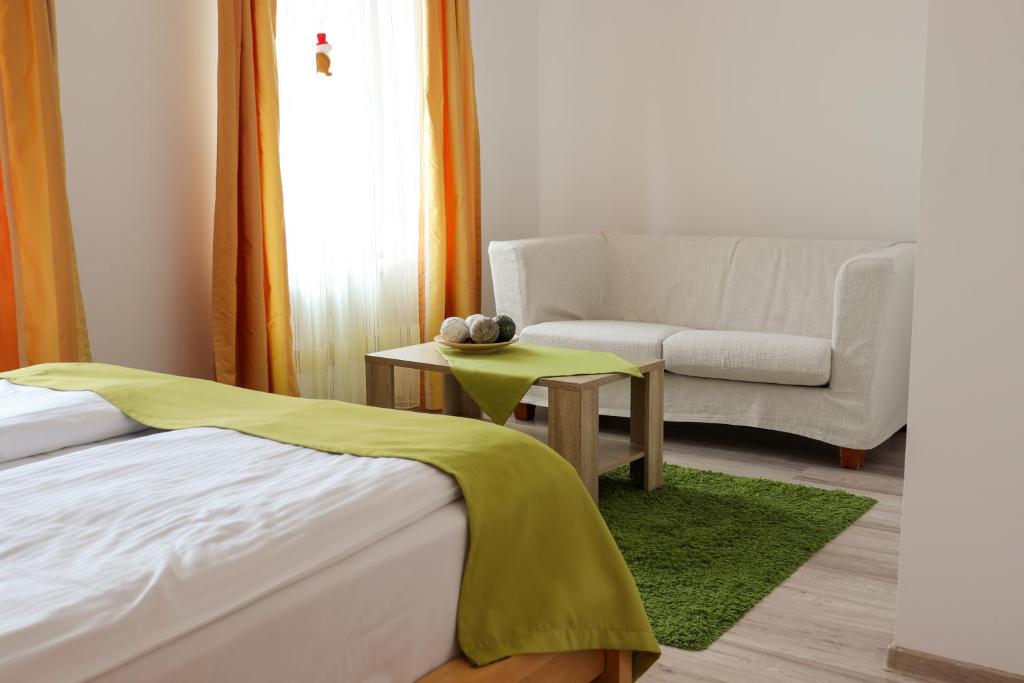 Un pat sau paturi într-o cameră la Apartamente Bucegi