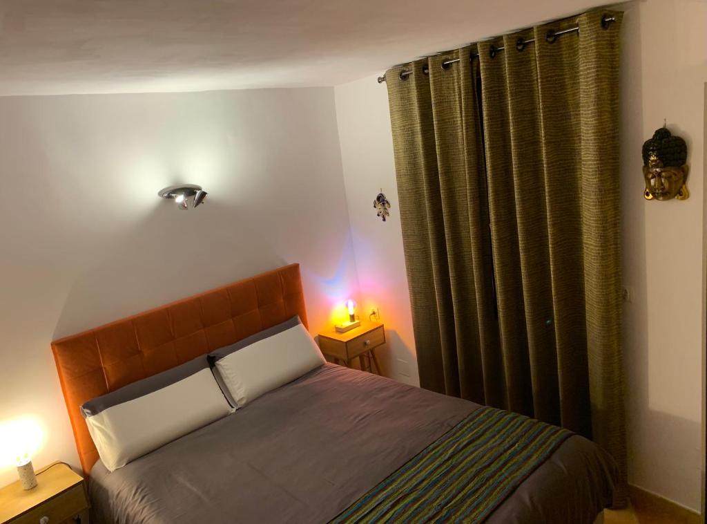 - une chambre avec un lit, deux lampes et une fenêtre dans l'établissement PILA & BED Montpellier Centre Corum Comédie - Chambre calme climatisée - Quiet air-conditioned room, à Montpellier