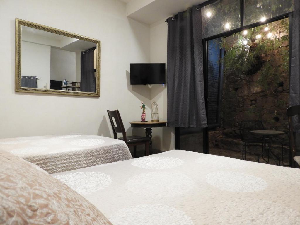 Una cama o camas en una habitación de Casona San Cayetano Suites & Lofts by SCE