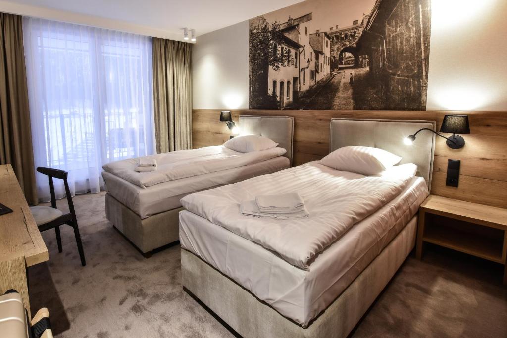 Łóżko lub łóżka w pokoju w obiekcie Strzelnica Hotel i Restauracja