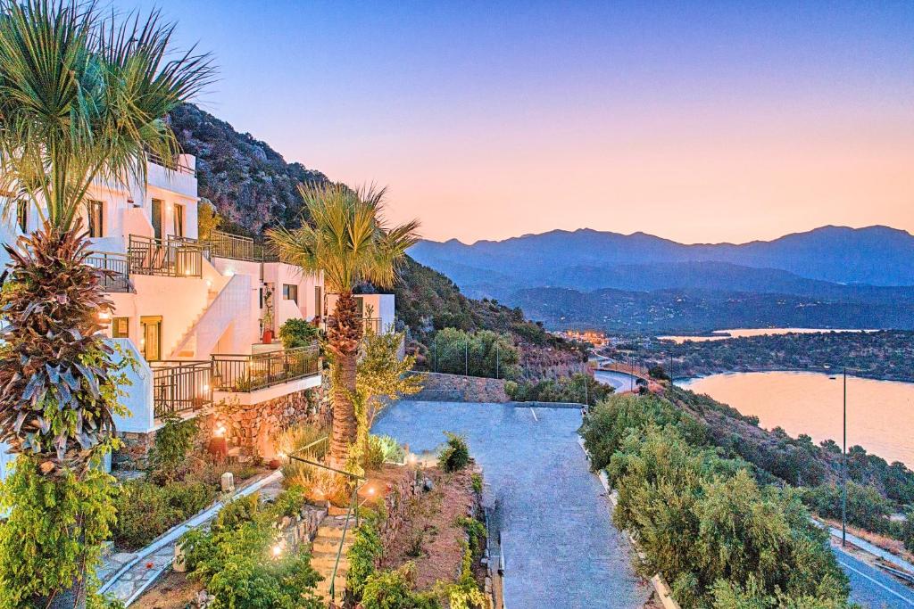 ein Haus auf einem Hügel mit Palmen und einem Fluss in der Unterkunft Istron Homes in Istro