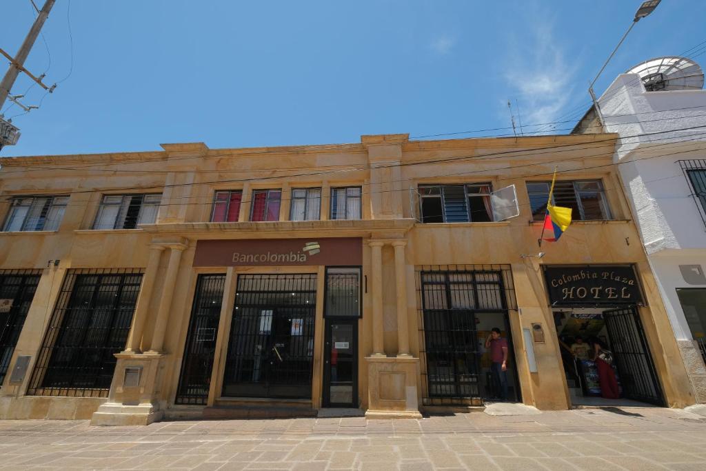 un gran edificio con puertas y ventanas en una calle en San Gil Tours Hostal, en San Gil