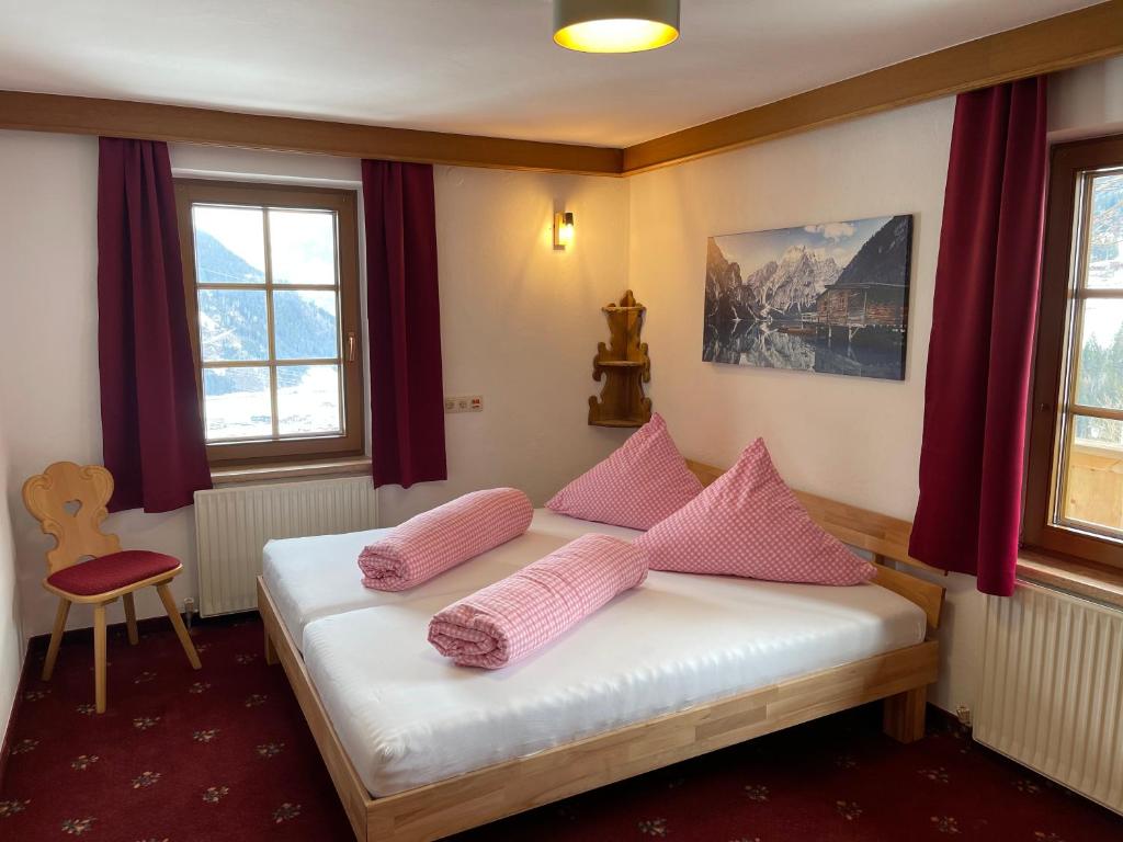 Postel nebo postele na pokoji v ubytování Der Waidachhof Zillertal