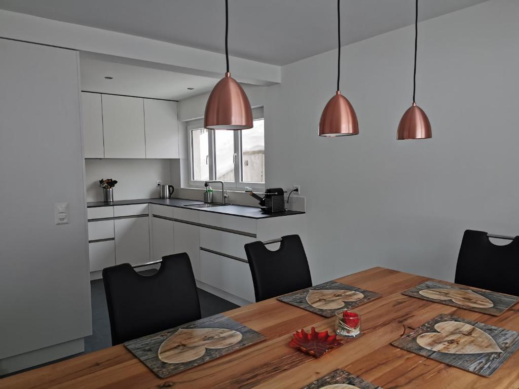 Kuchyň nebo kuchyňský kout v ubytování Ferienwohnung Pontresina - Chesa Andrea - Gartensitzplatz