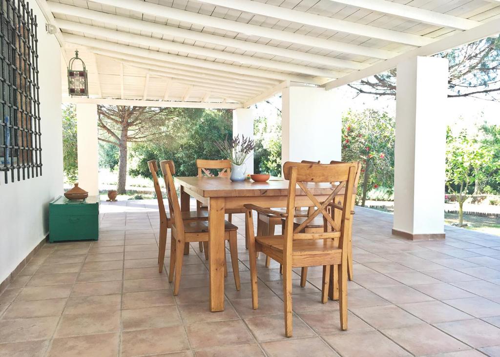 Патио или другая зона на открытом воздухе в Olive Bay Beach House Ammouliani
