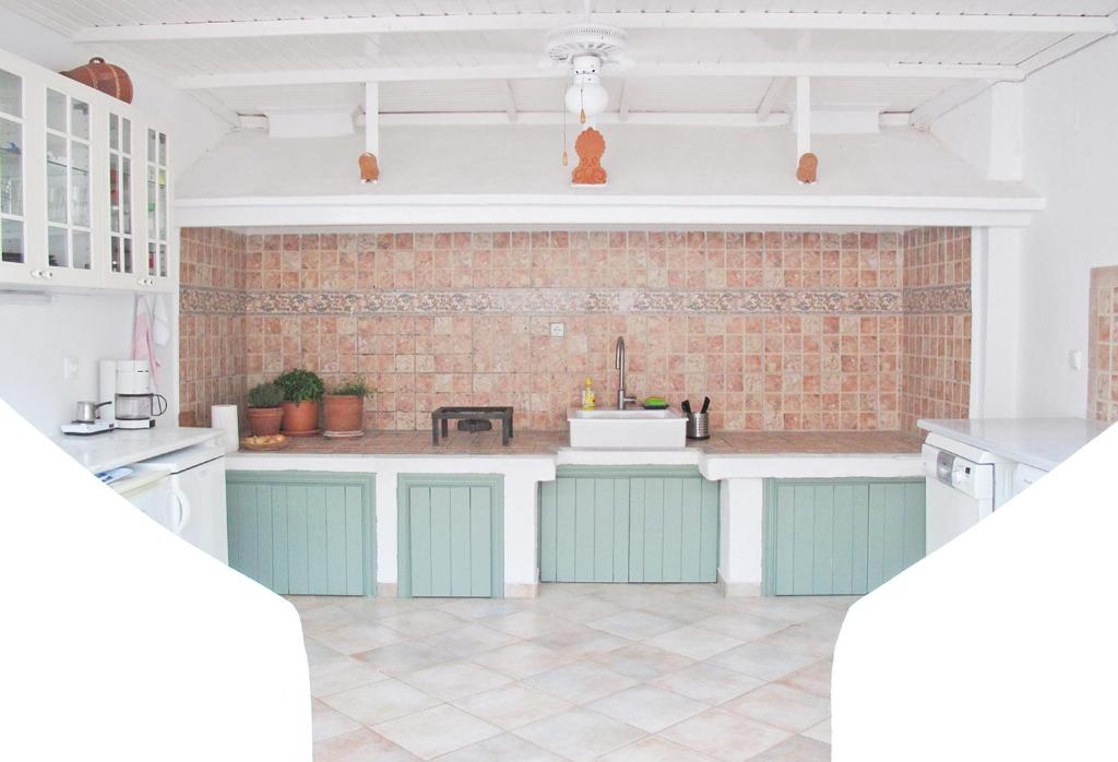 Кухня или мини-кухня в Olive Bay Beach House Ammouliani
