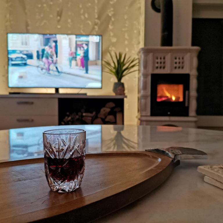 Televízia a/alebo spoločenská miestnosť v ubytovaní Trasą S7 w 2h z Warszawy i Gdanska, Jadamowo holidaymazury, jacuzzi, jezioro