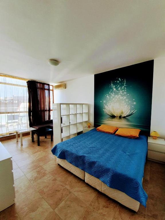 Schlafzimmer mit einem Bett mit Wandgemälde in der Unterkunft Sun City I Apart C27 in Sonnenstrand