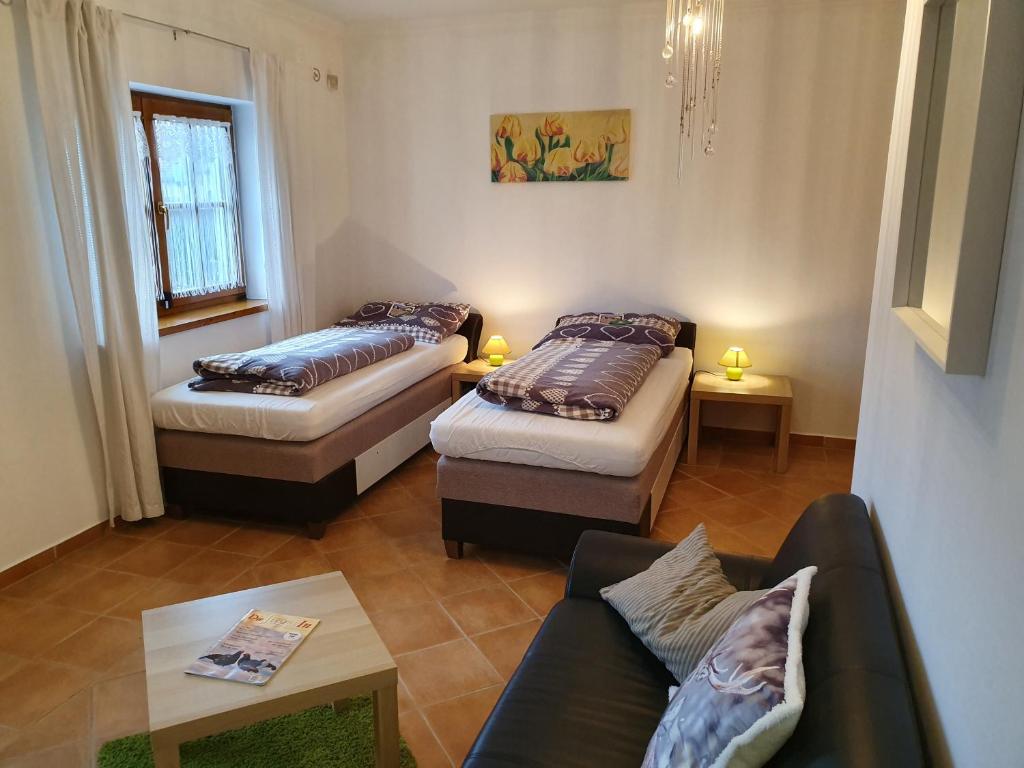 Łóżko lub łóżka w pokoju w obiekcie Pension und Landhaus Steirerengel - Ferien & Jagd