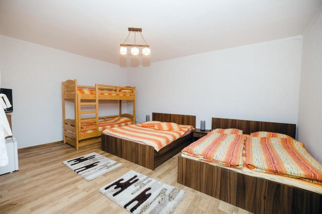 Casa Roland في سوفاتا: غرفة نوم بسريرين وسرير بطابقين