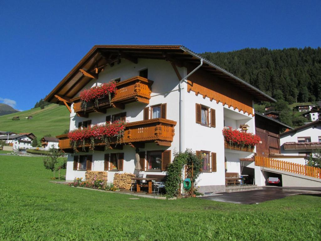 ein Gebäude mit Blumenkästen an der Seite in der Unterkunft Lacknerhof in Oberperfuss