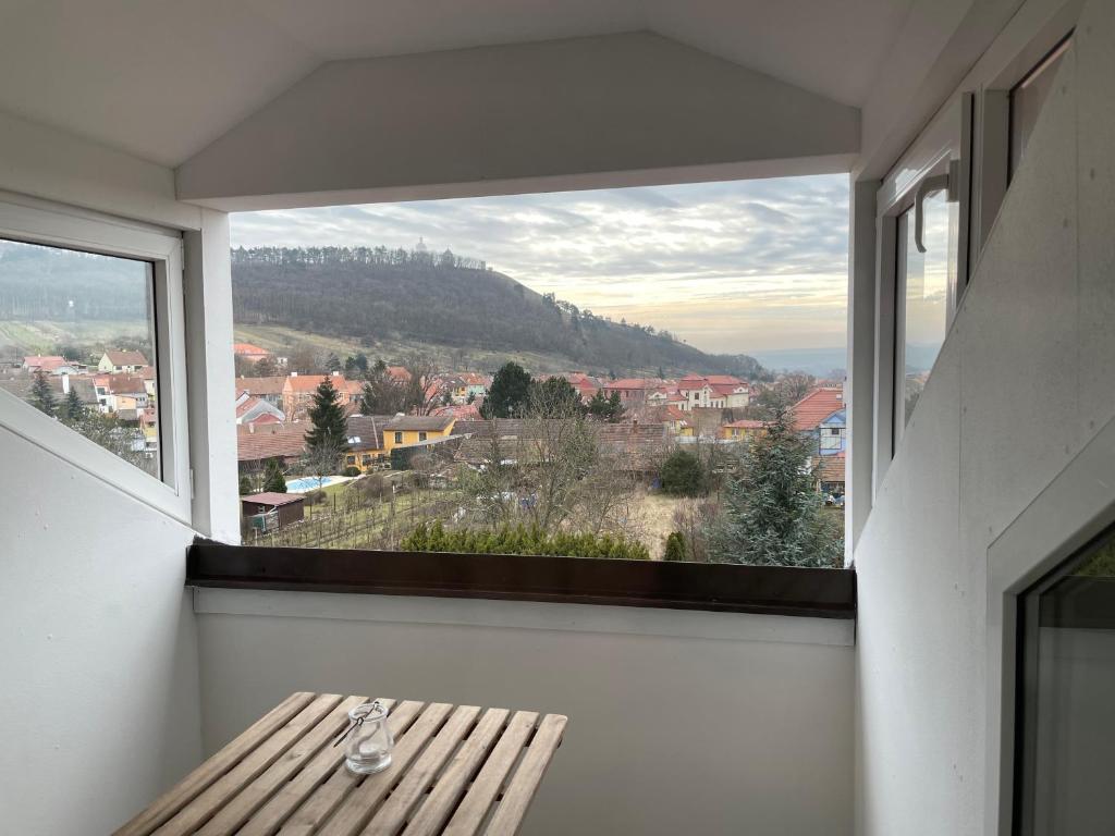 Nespecifikovaný výhled na hory nebo výhled na hory při pohledu z aparthotelu