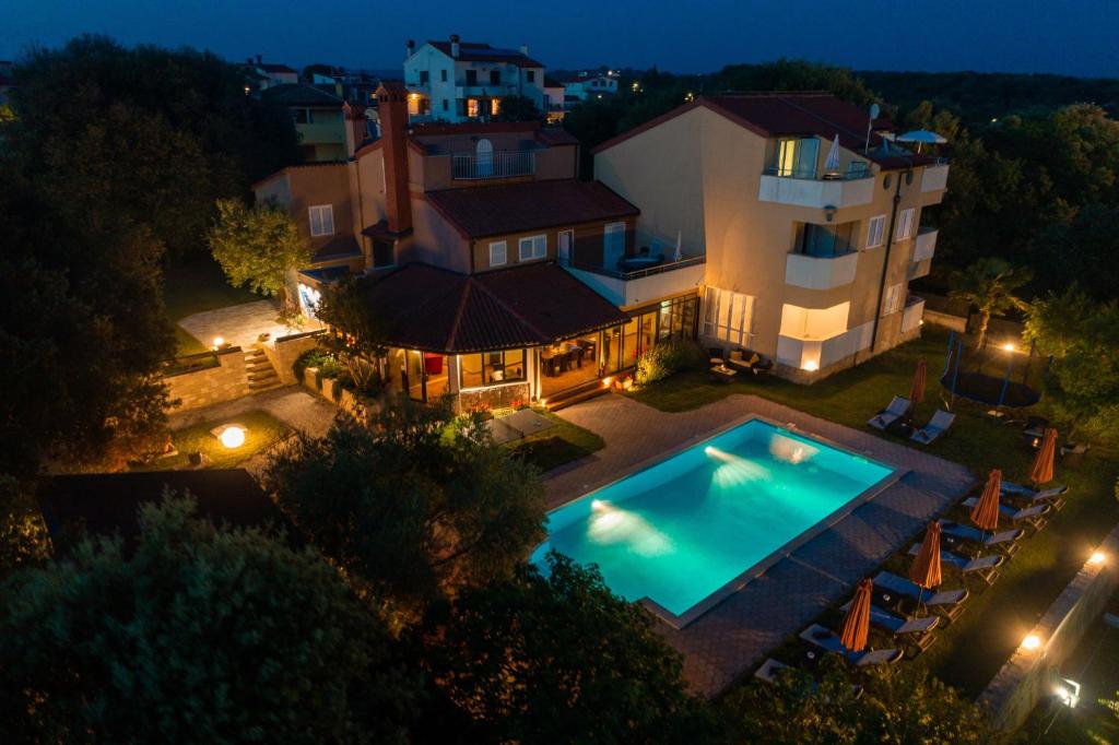 Bazén v ubytování Guesthouse ''Barboska'' - big outdoor swimming pool & private tennis court nebo v jeho okolí