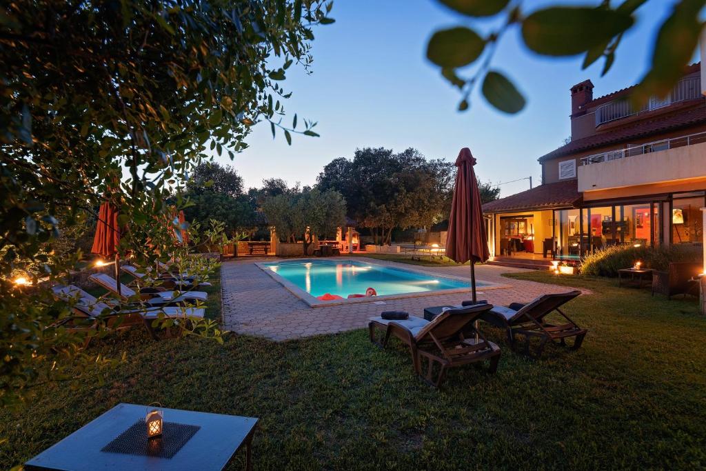 Bazén v ubytování Guesthouse ''Barboska'' - big outdoor swimming pool & private tennis court nebo v jeho okolí
