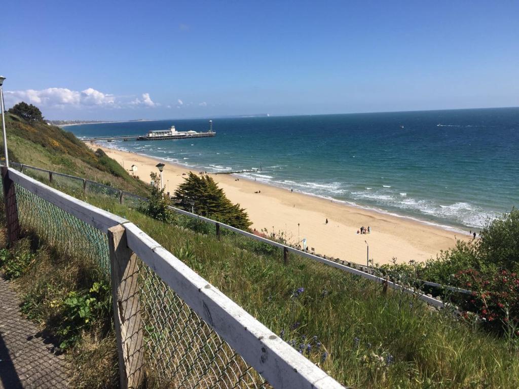 Una vista de una playa con gente caminando en ella en Kensington Hotel en Bournemouth