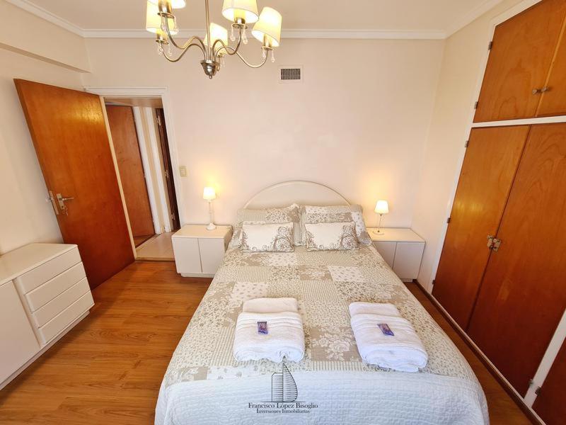 1 dormitorio con 1 cama grande y 2 almohadas en Breeze dpto cerca del mar y el centro en Mar del Plata