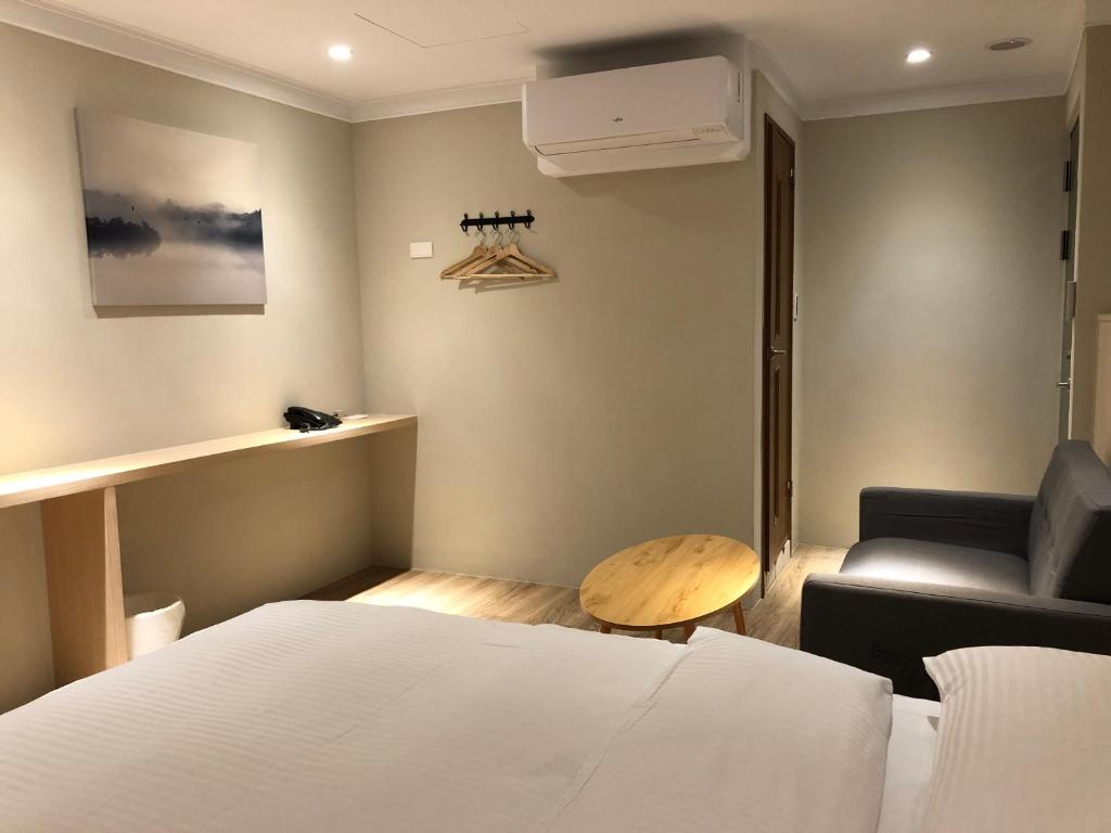 Postel nebo postele na pokoji v ubytování Yoshi Hotel - Tainan Station Branch