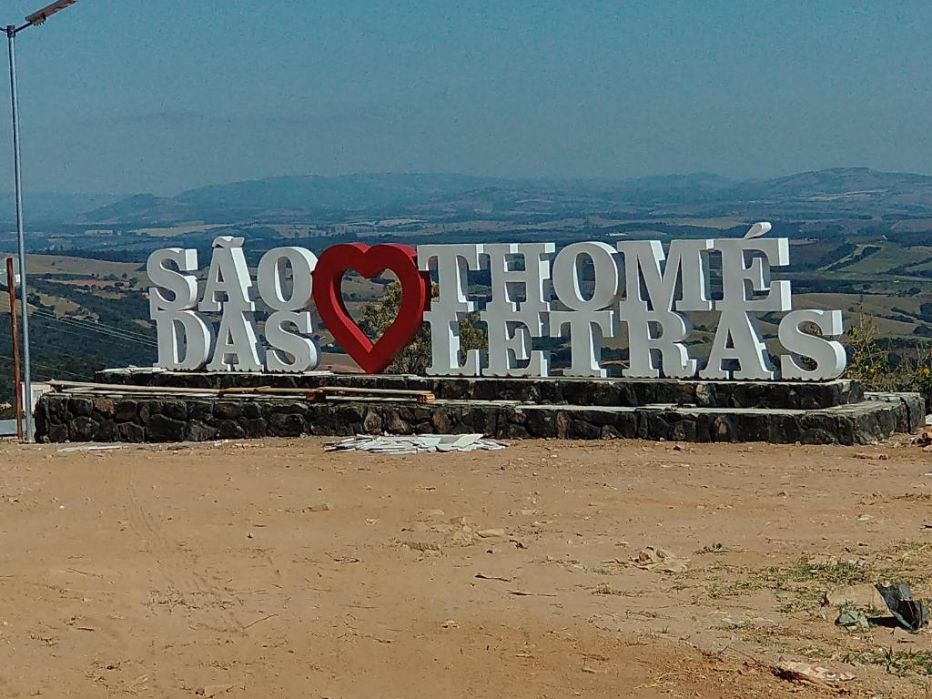 un panneau qui dit savon home dasmetras dans l'établissement suites montanha das letras, à São Thomé das Letras