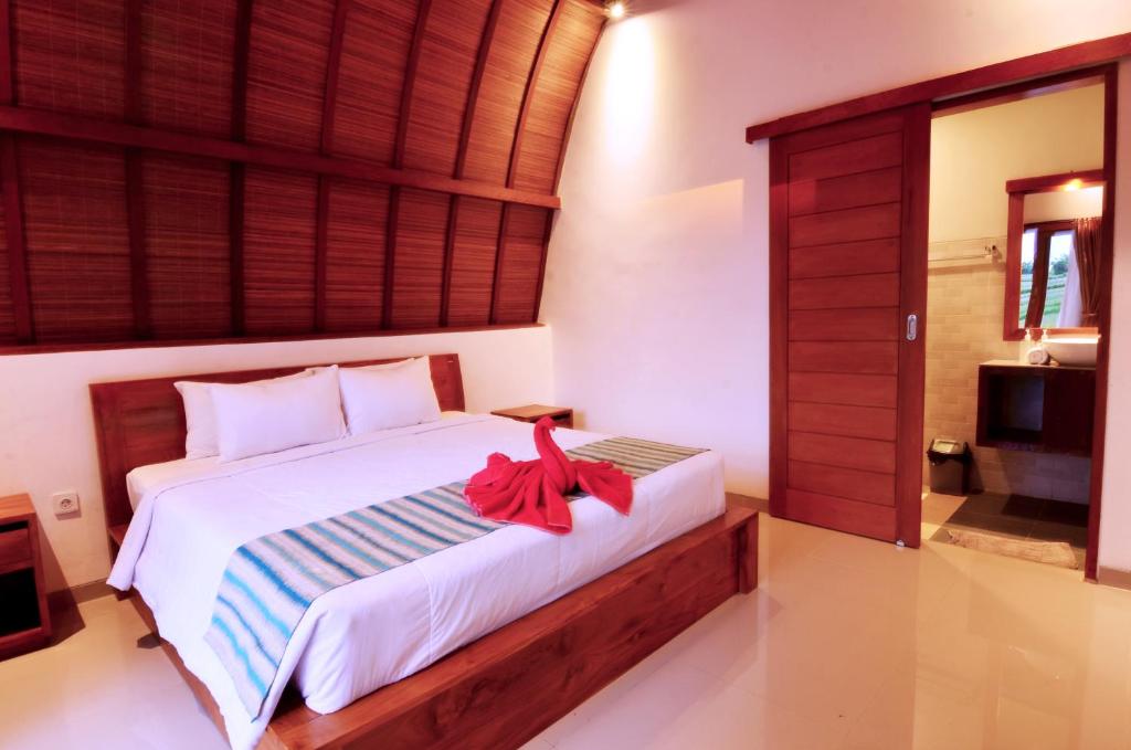 Postel nebo postele na pokoji v ubytování Uma Manyar Sunset Villa