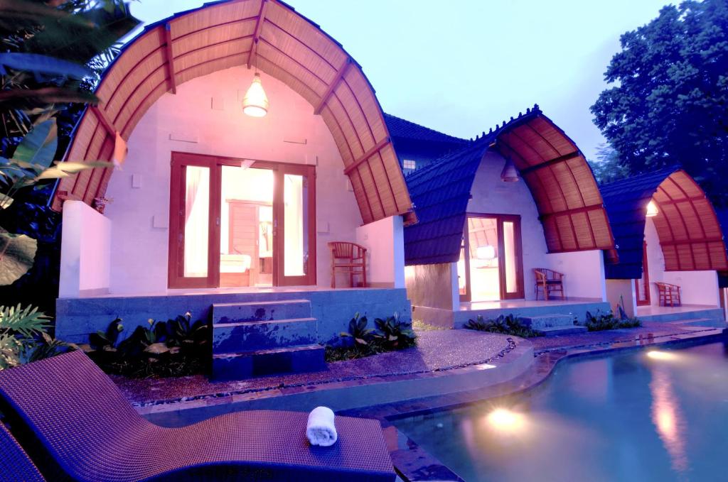 Bazén v ubytování Uma Manyar Sunset Villa nebo v jeho okolí