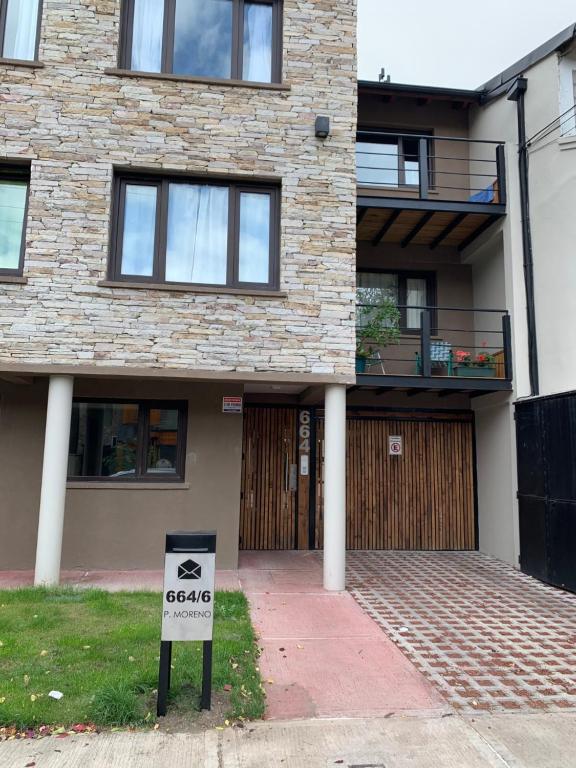 un panneau de vente devant une maison dans l'établissement Edificio Nogal, à San Martín de los Andes