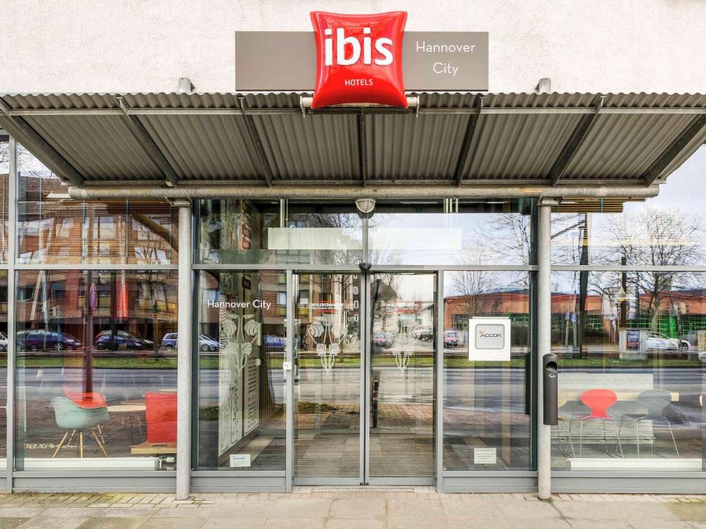 un arrêt de bus avec un panneau en haut dans l'établissement ibis Hotel Hannover City, à Hanovre