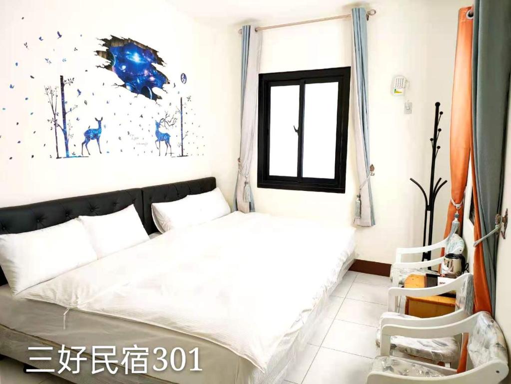 Schlafzimmer mit einem Bett und einem Fenster in der Unterkunft Sun Good Hostel in Altstadt von Hengchun