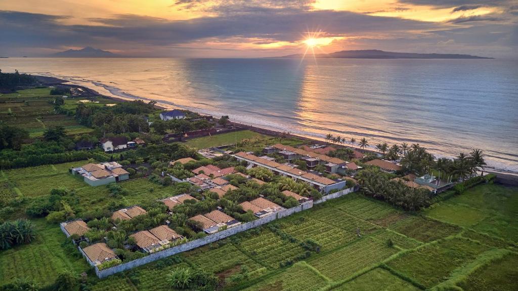 una vista aérea de una casa junto al océano en The Royal Purnama - Adults Only, en Keramas