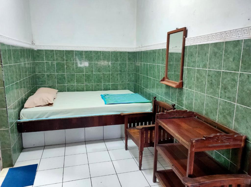 Uma cama ou camas num quarto em Hotel Arjuna Sari Bandungan