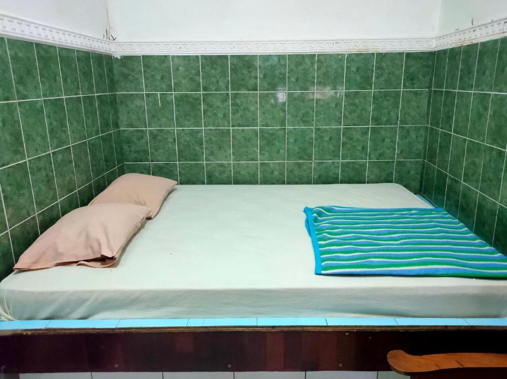 Uma cama ou camas num quarto em Hotel Arjuna Sari Bandungan