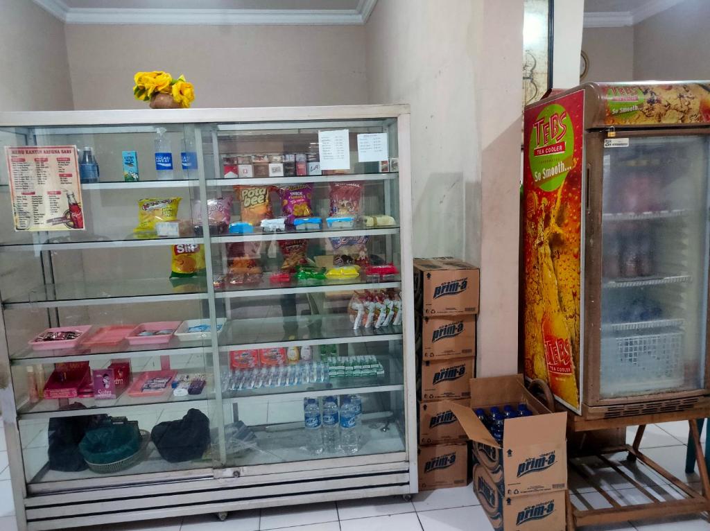 um frigorífico cheio com muitos tipos diferentes de alimentos em Hotel Arjuna Sari Bandungan em Bandungan