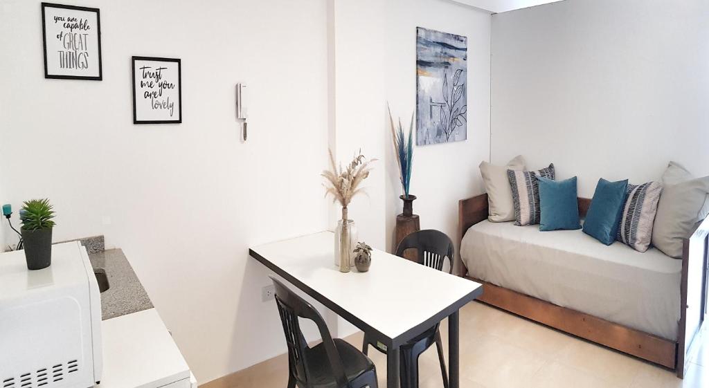 聖米格爾德圖庫曼的住宿－L&B Departamento Excelente Ubicación，白色的小房间,配有床和书桌