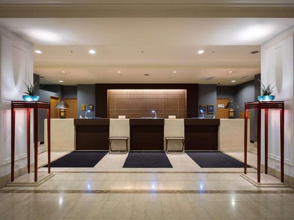 un gran vestíbulo con una zona de espera en un edificio en Hotel Associa Toyohashi, en Toyohashi