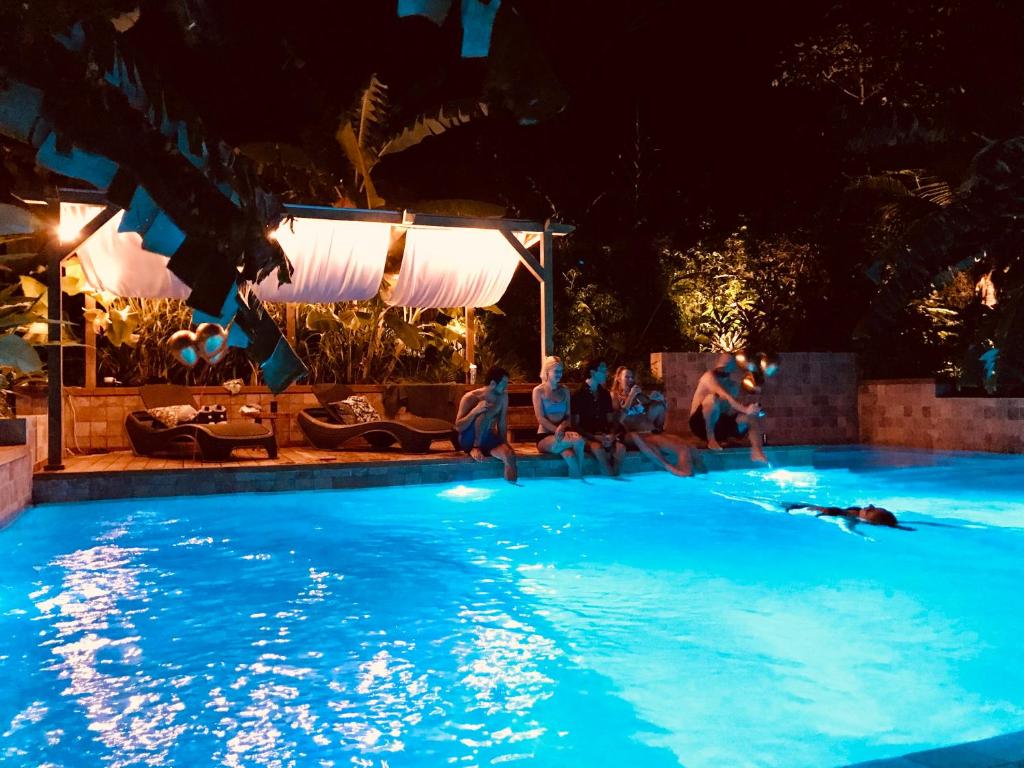 Kolam renang di atau dekat dengan MANURII Garden