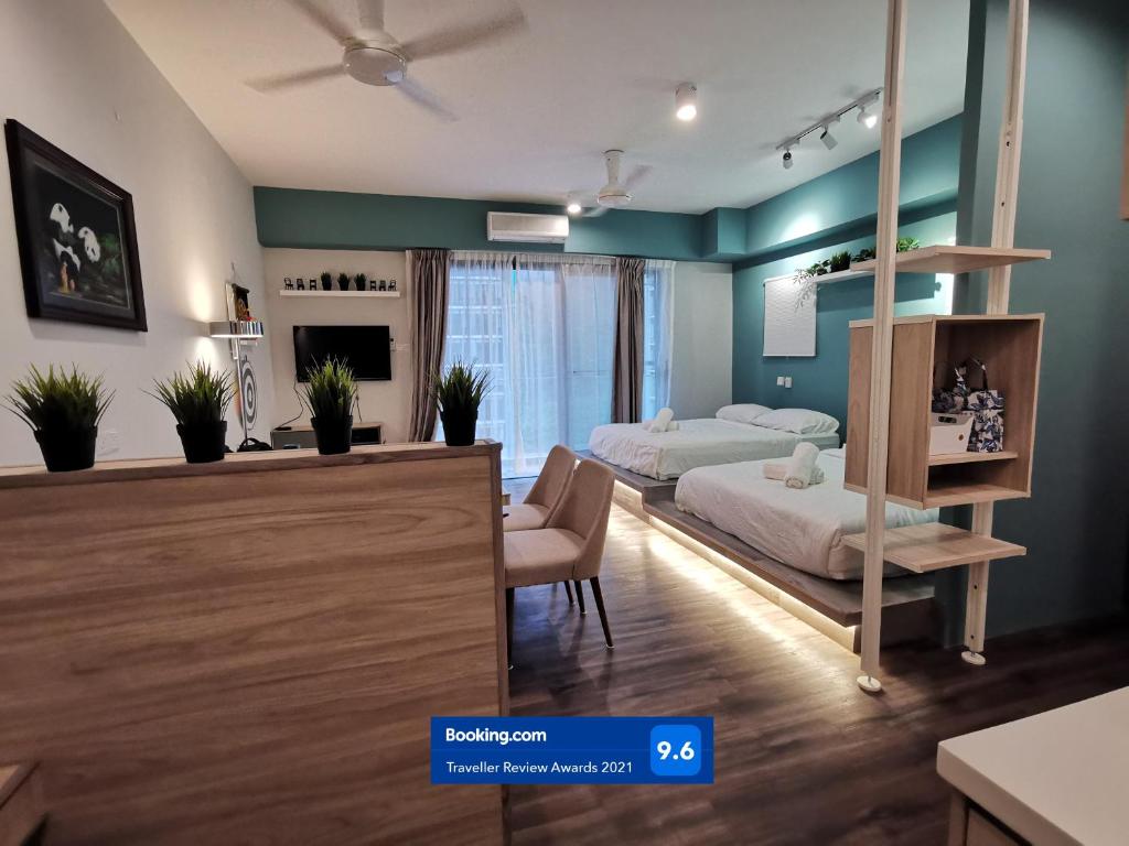 una camera con due letti e una camera con un divano di Zen at Midhills Genting a Resorts World Genting