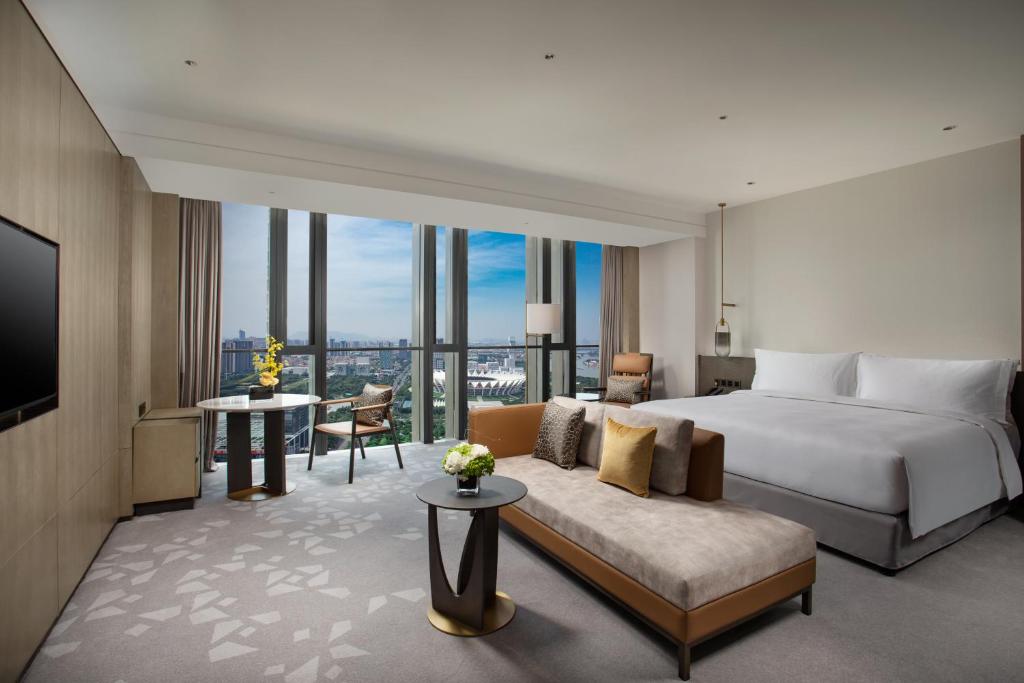 Postel nebo postele na pokoji v ubytování InterContinental Foshan DongPing