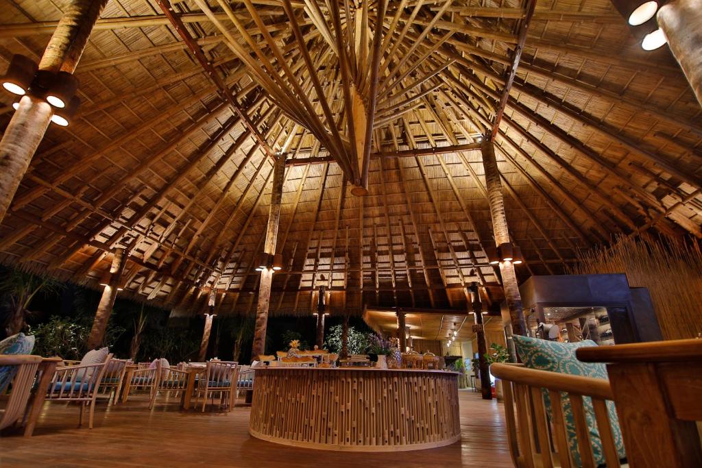 Phi Phi CoCo Beach Resort餐厅或其他用餐的地方