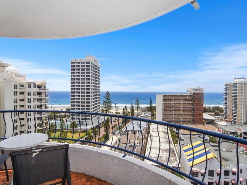 balkon z widokiem na ocean i budynki w obiekcie Monte Carlo Resort - Hosted by Coastal Letting w mieście Gold Coast