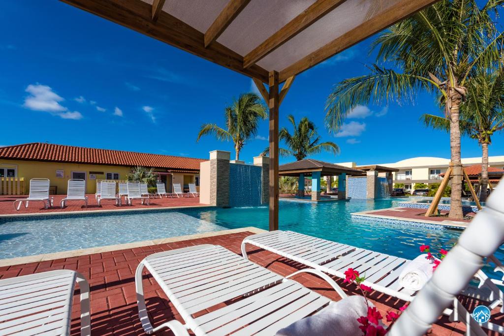 A piscina localizada em Aruba Condo The Pearl - At Eagle Beach - minute walk! ou nos arredores