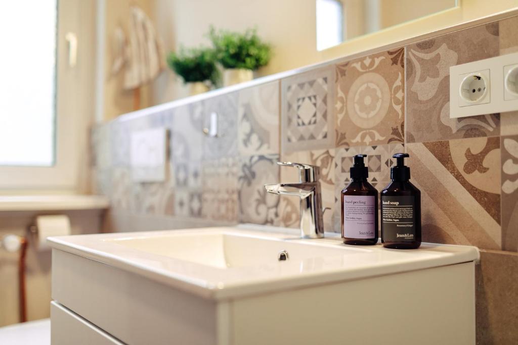 een wastafel met 2 flessen wijn erop bij Apartment an der Altstadt (#7) in Hameln