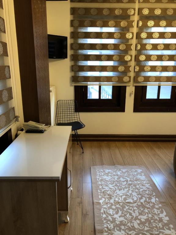 TV a/nebo společenská místnost v ubytování Ziyagil Konağı