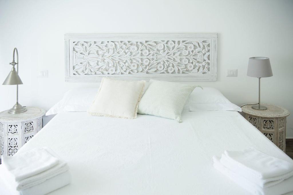 ロゼート・デッリ・アブルッツィにあるIl Gelsominoの白いベッド(白いシーツ、枕付)