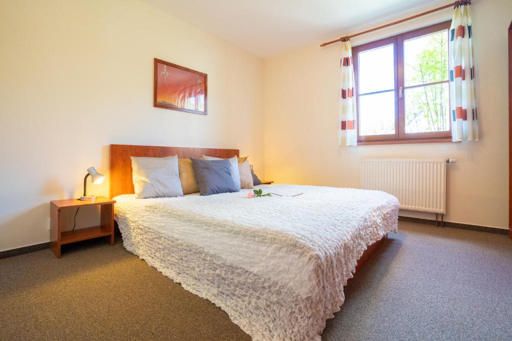 Łóżko lub łóżka w pokoju w obiekcie Apartmán Lípa-Lipno