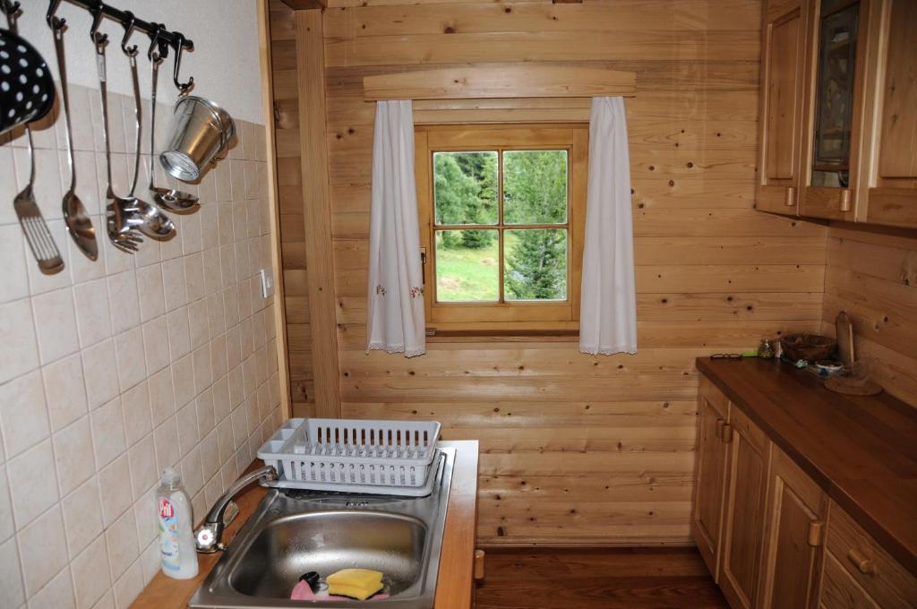 Kuchyň nebo kuchyňský kout v ubytování Gorska hiška Vogar nad Bohinjskim jezerom
