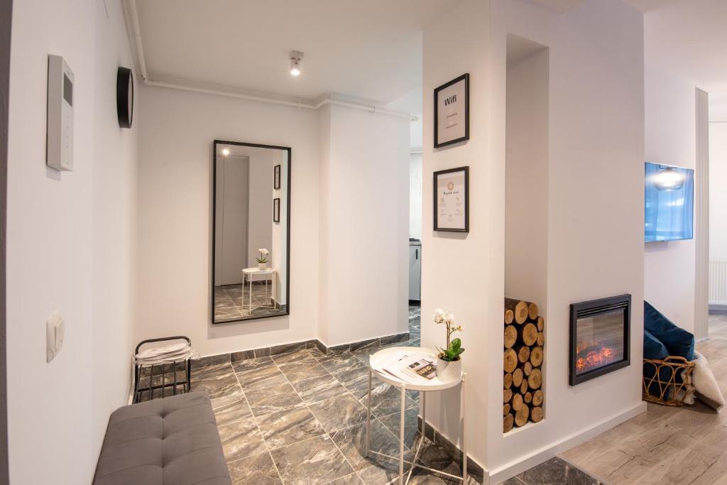 un salon avec un canapé et une table dans l'établissement Snowdrop Apartment, à Sinaia