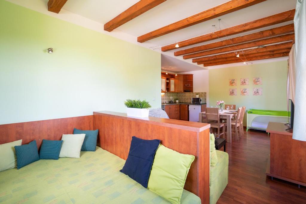 salon z kanapą i kuchnią w obiekcie Apartmán Lípa-Lipno w mieście Lipno nad Vltavou