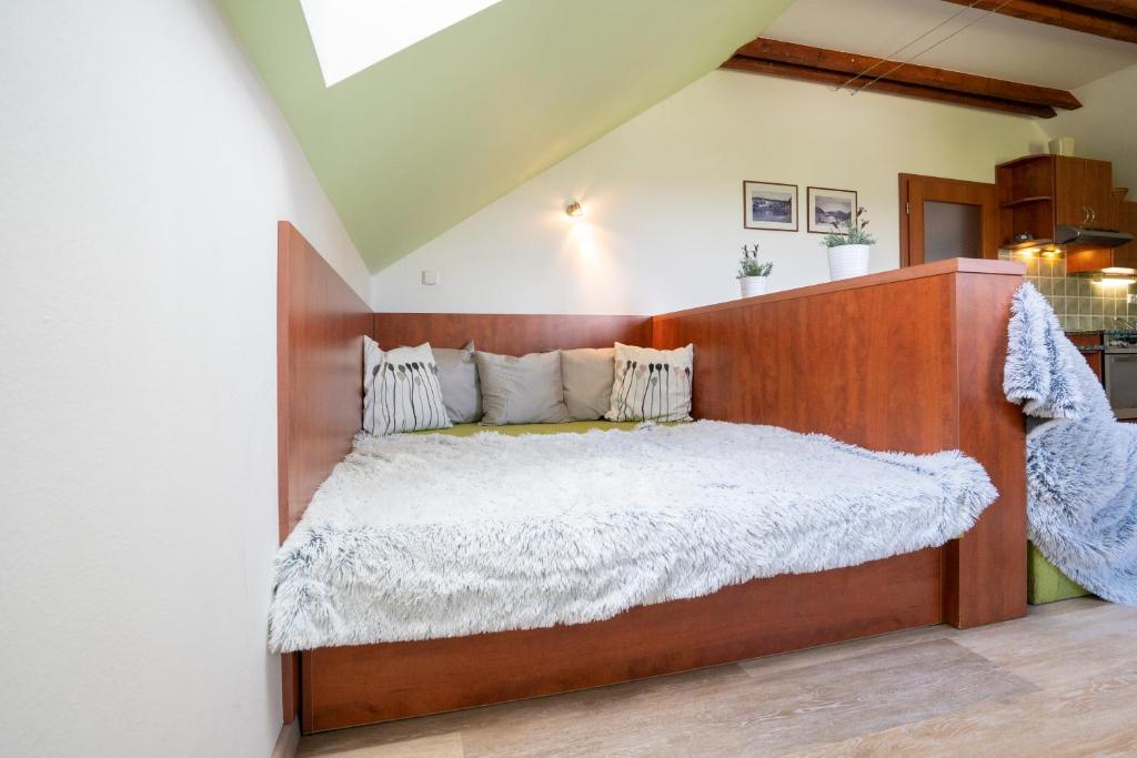 Łóżko lub łóżka w pokoju w obiekcie Apartmán Lípa-Lipno