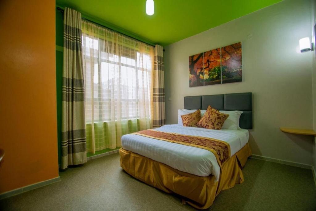 Postel nebo postele na pokoji v ubytování Maple Inn Hotel