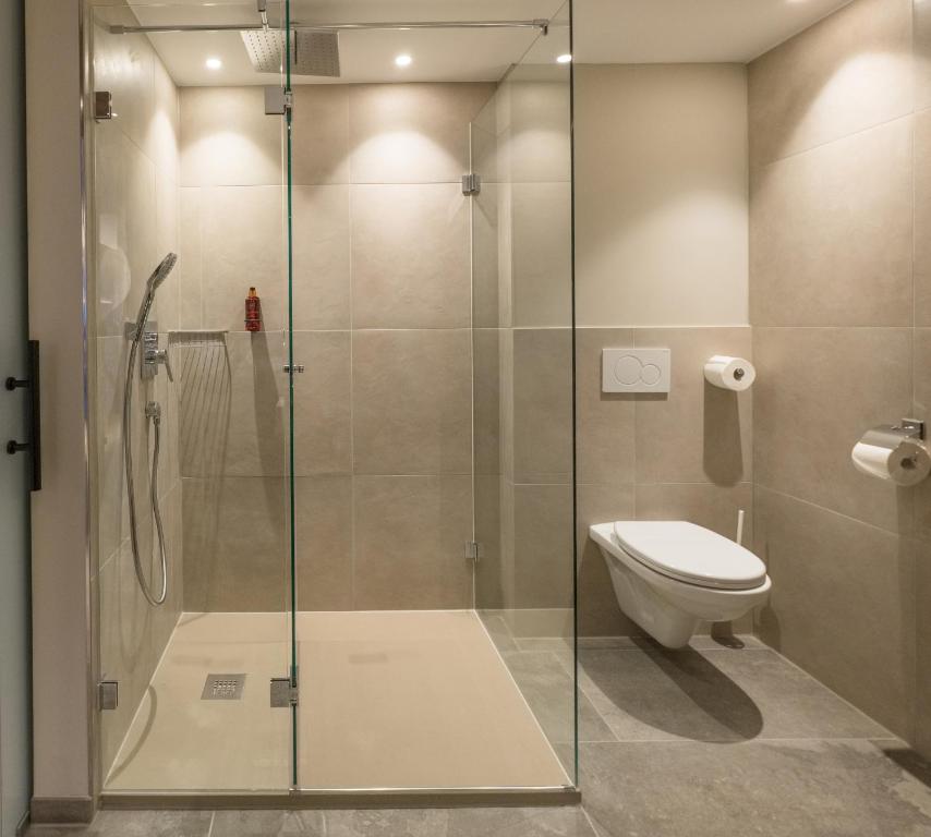 VIER Studios & Restaurant - 8